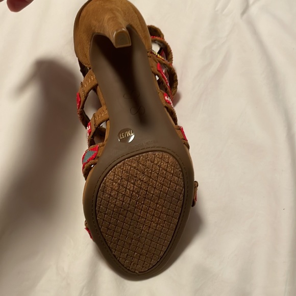 Jessica Simpson brown suede heels w/colourful detailing, size 37, never worn. - Picture 3 of 3